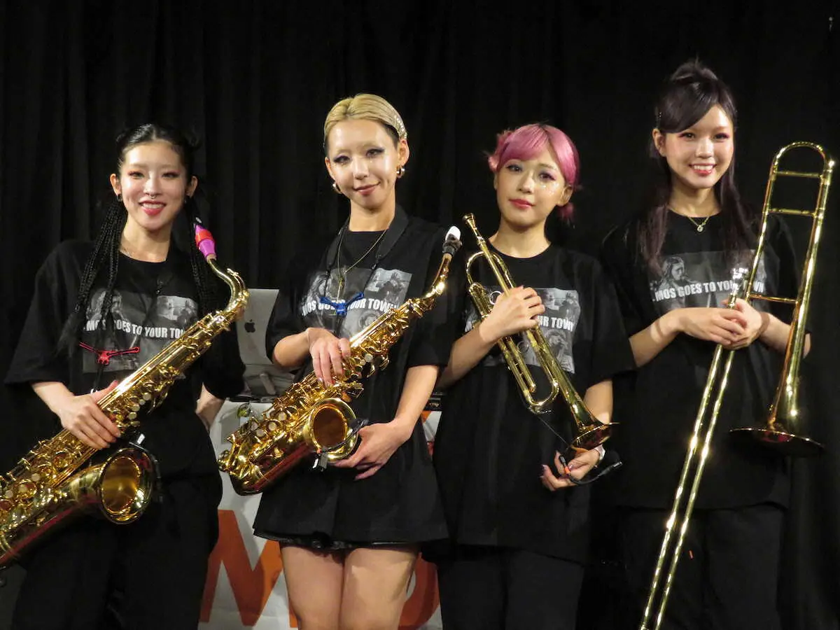 初のフリーライブツアーをスタートさせた「MOS」の（左から）Lotta、AMI、Miyu、Erna　　　　　　　　　　　　　　　　　　　　　　　　　　　