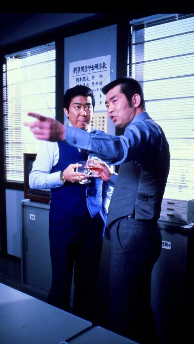 石原裕次郎さん（左）と渡哲也さんが共演するドラマ「西部警察」