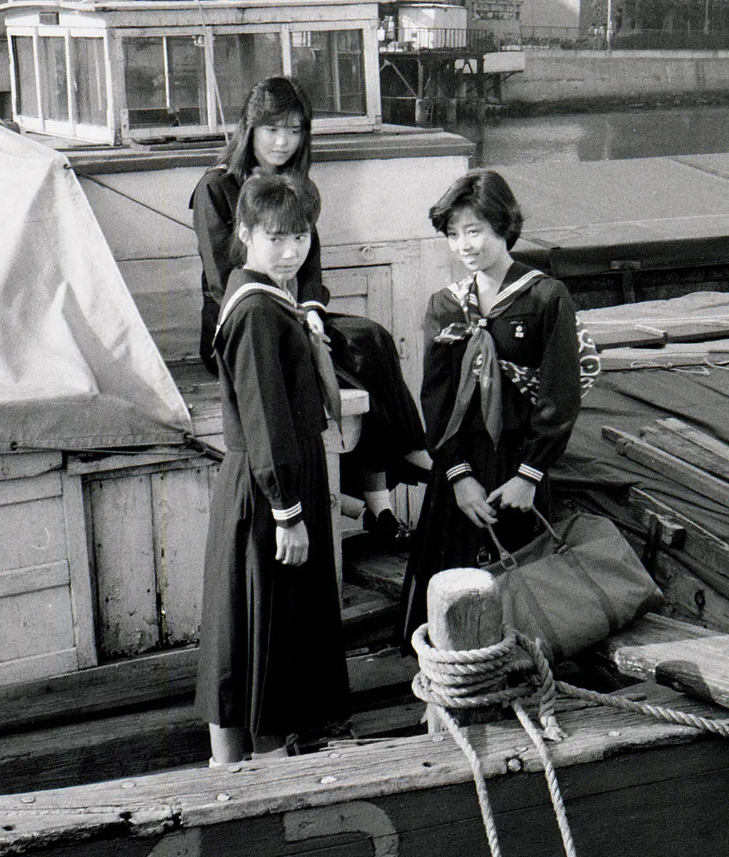 87年東映「スケバン刑事」のロケに臨む（左から）風間三姉妹の大西結花、中村由真　、浅香唯