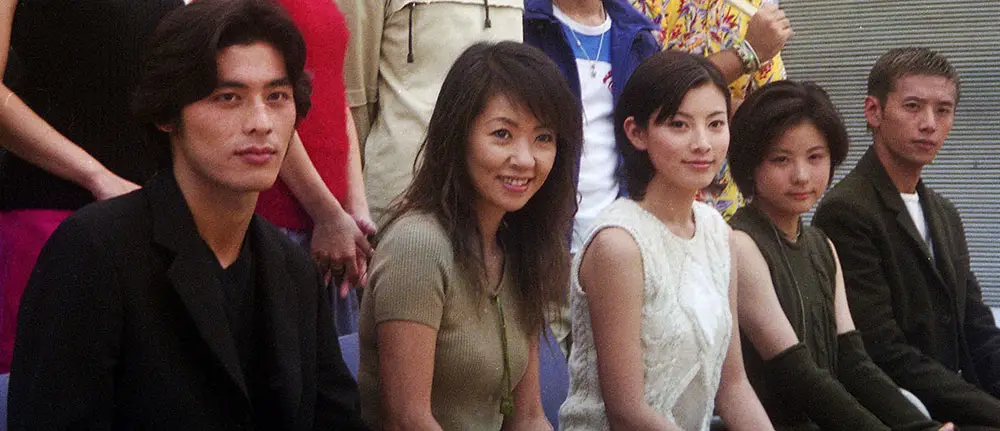99年、ドラマ「ベストフレンド」の制作発表に登場した（左から）坂口憲二・浅田美代子・加藤あい・前田愛・大浦龍宇一