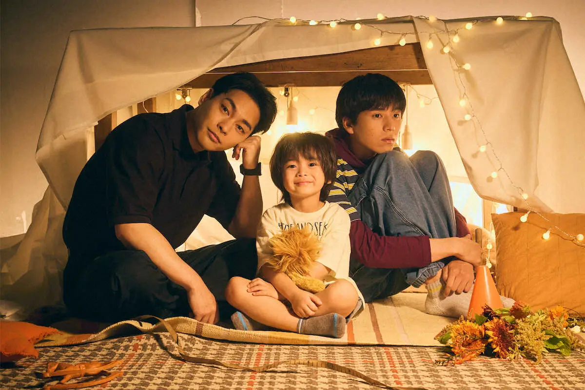 ドラマ「ライオンの隠れ家」に出演する（左から）主演の柳楽優弥、佐藤大空、坂東龍汰