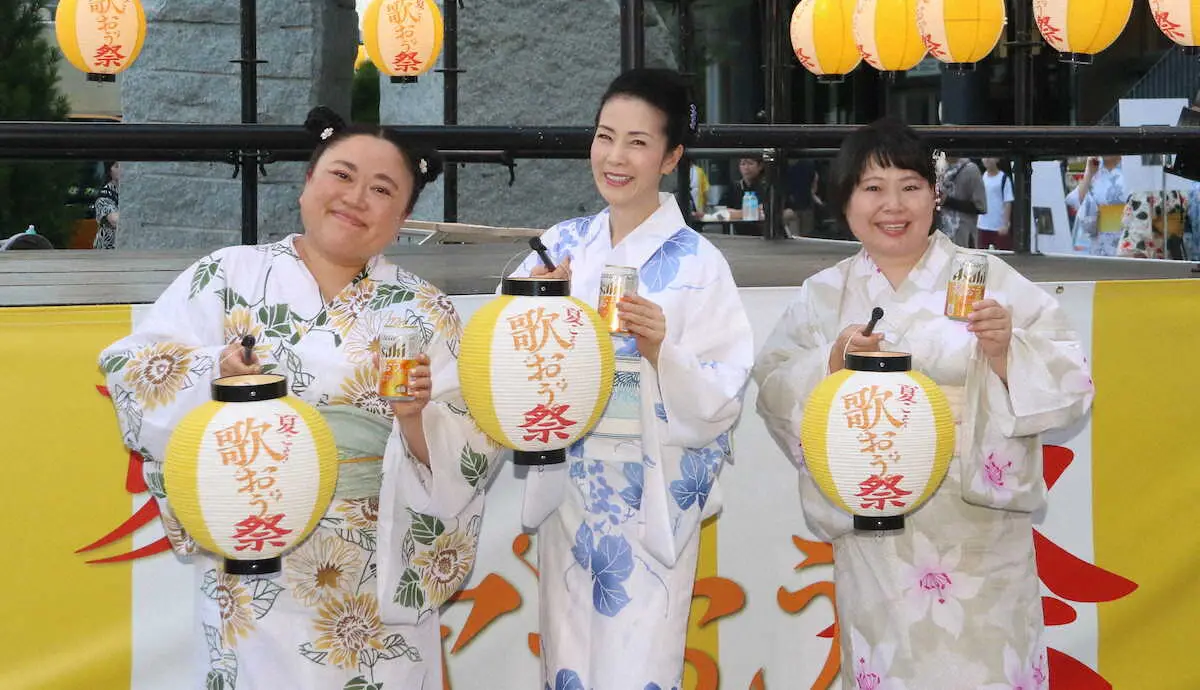 ちょうちんを手に笑顔を見せる（左から）江上敬子、坂本冬美、近藤くみこ