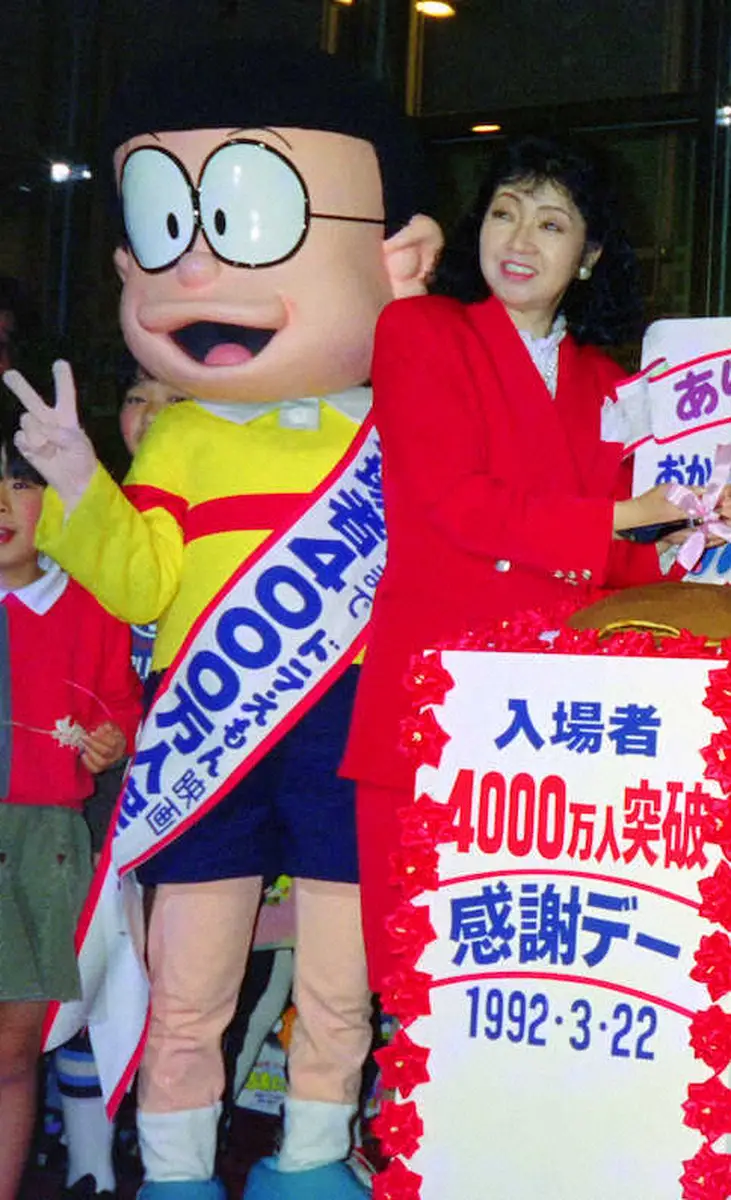 92年、アニメ映画「ドラえもん」のイベントでの小原乃梨子さん(右、左はのび太)
