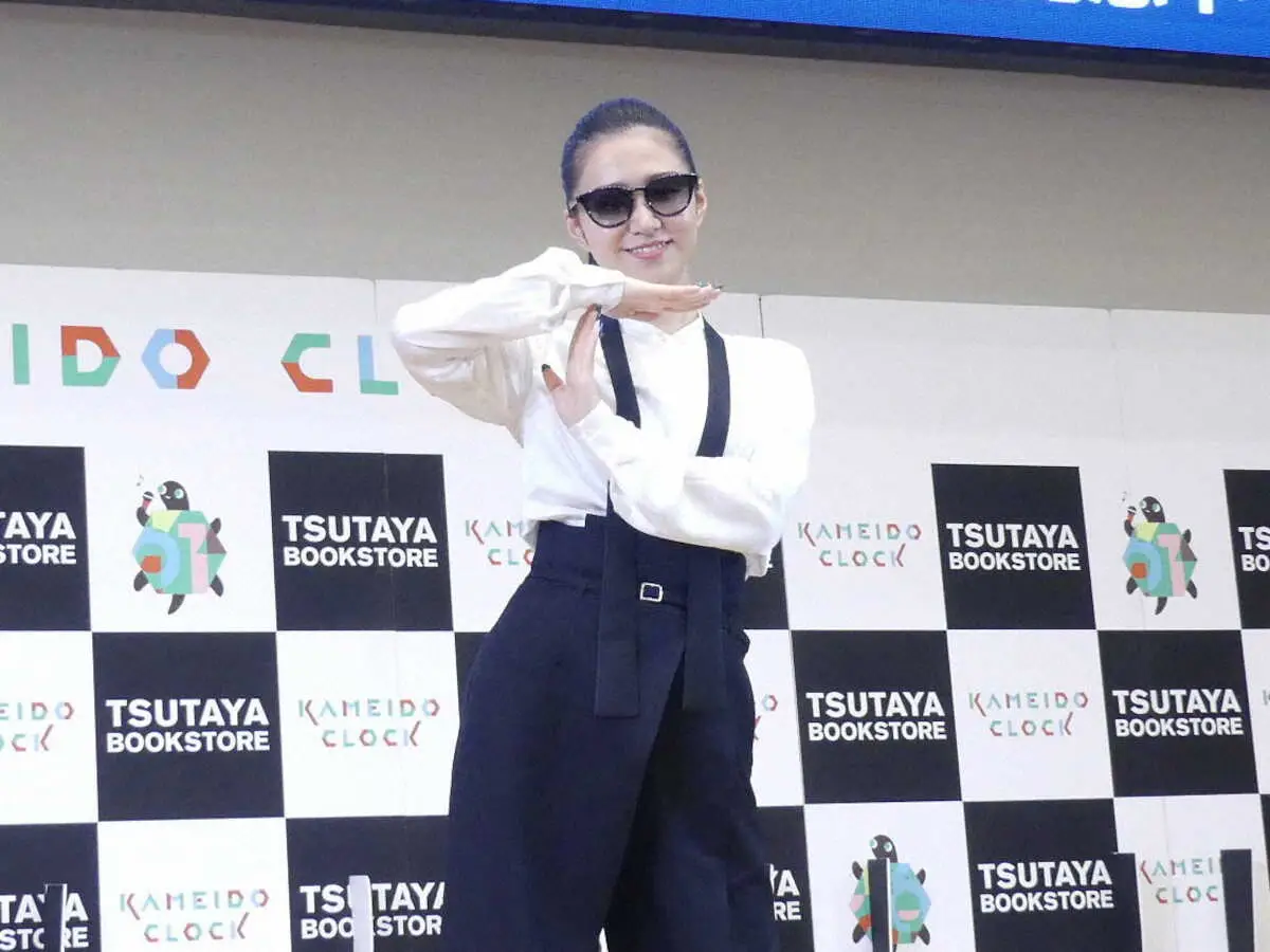 新曲「TATSUYA」の発売記念イベントライブにサングラス姿で登場した田中あいみ（撮影・高原俊太）