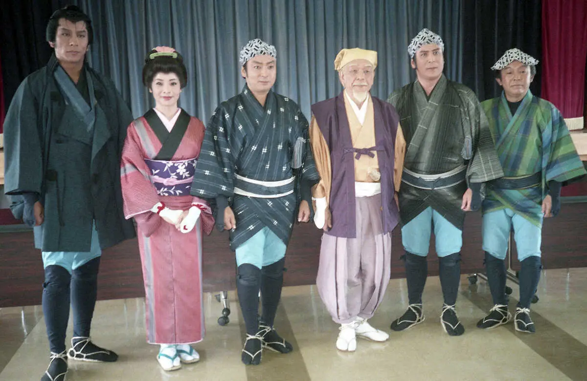 94年、「水戸黄門」　収録時の（左から）野村将希、由美かおる、あおい輝彦、佐野浅夫さん、伊吹吾郎、高橋元太郎