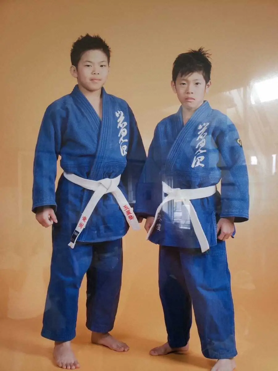 小学生時代の永山竜樹（左）と弟の冬愛さん