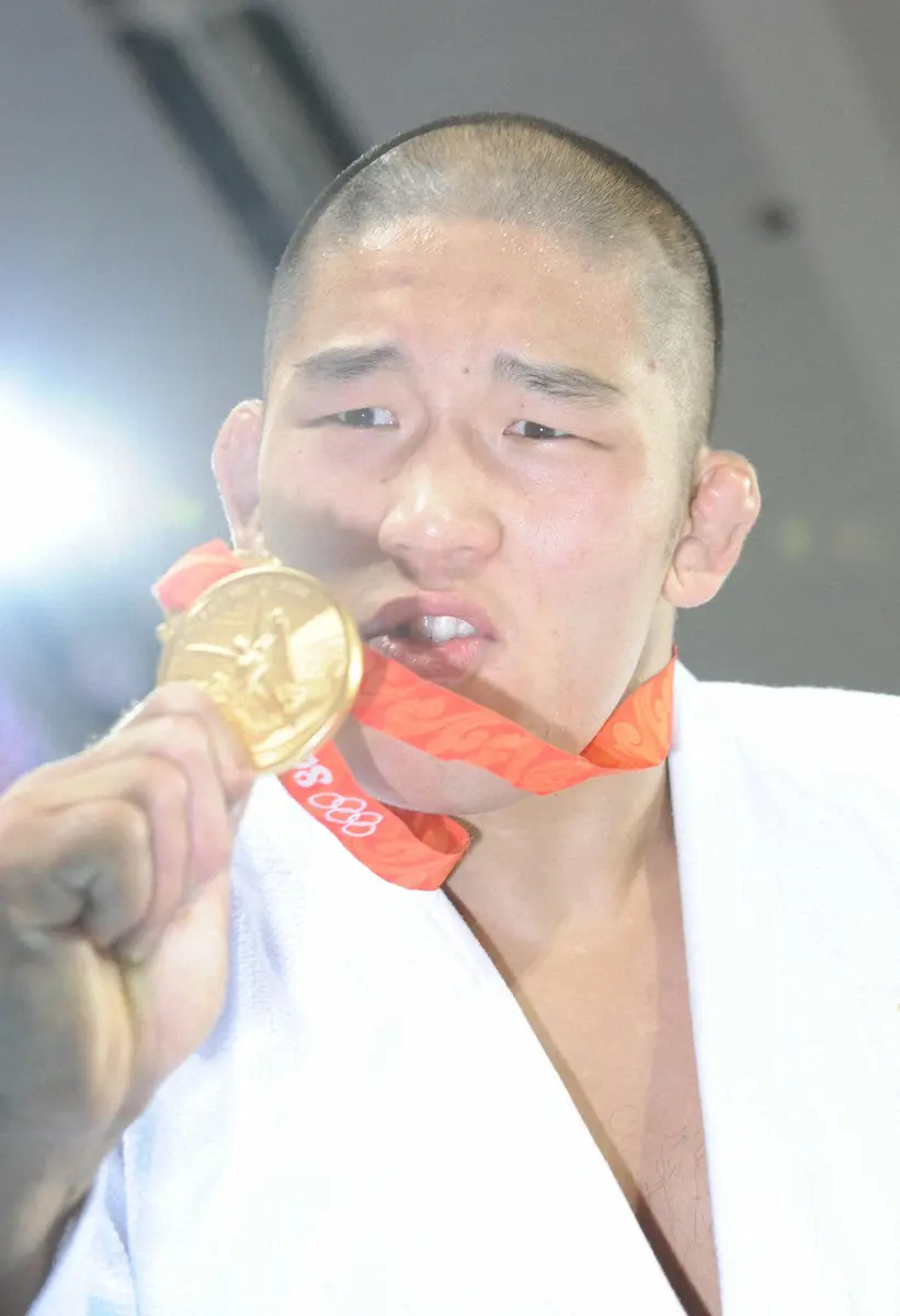 08年、北京五輪で金メダルをアピールする石井慧