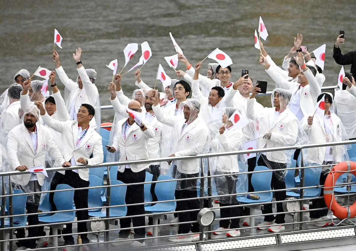 セーヌ川を船でパレードする日本選手団