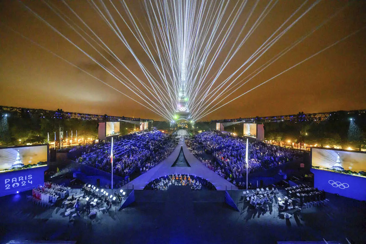 パリ五輪の開会式で披露されたエッフェル塔を彩る光のショー（ロイター）
