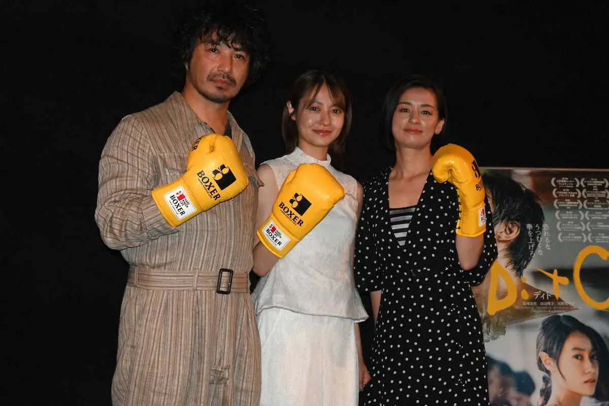 映画「DitO」公開記念舞台あいさつに出席した（左から）結城貴史、田辺桃子、尾野真千子（撮影・糸賀日向子）