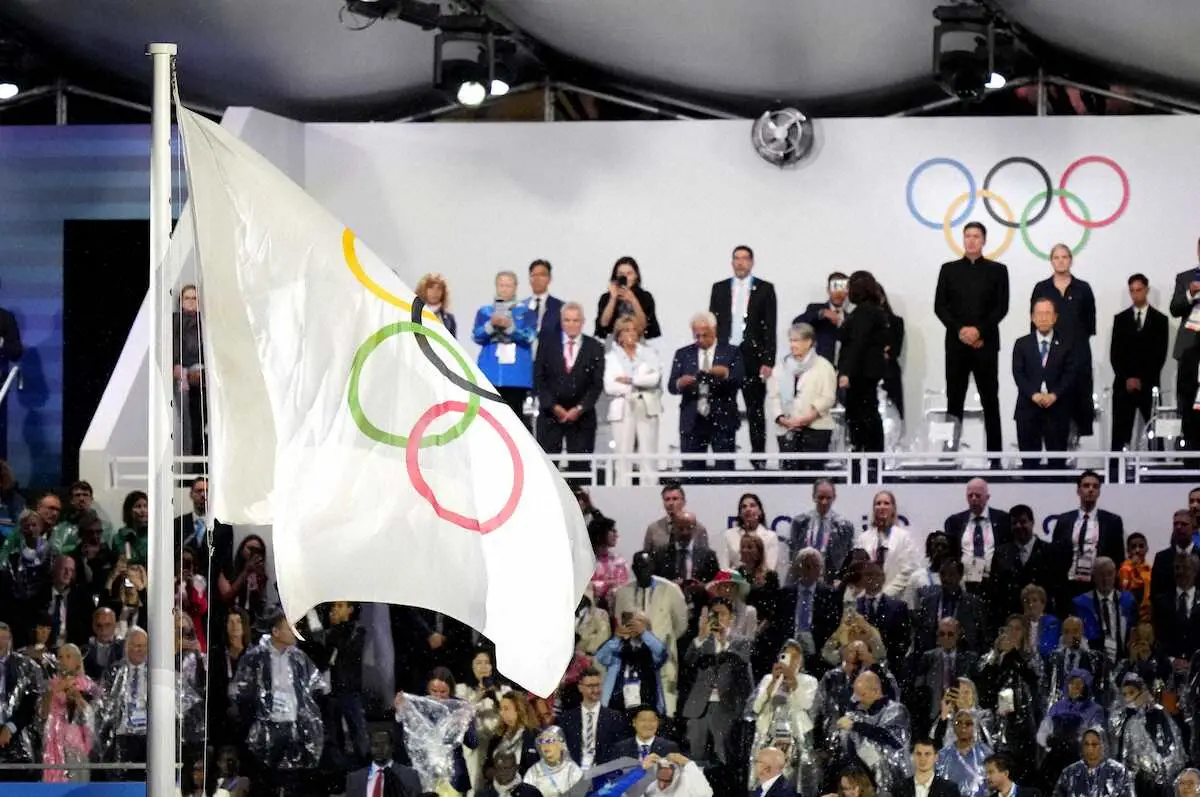 パリ五輪の開会式で上下逆さまに掲揚された五輪旗