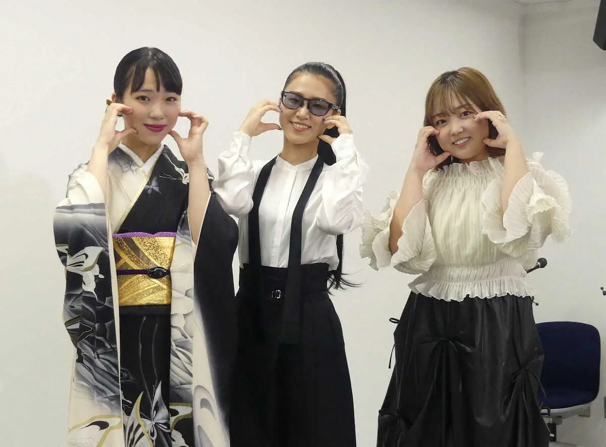 ユニット「Z世代娘（仮）」の結成記者会見を行った（左から）梅谷心愛、田中あいみ、舞乃空