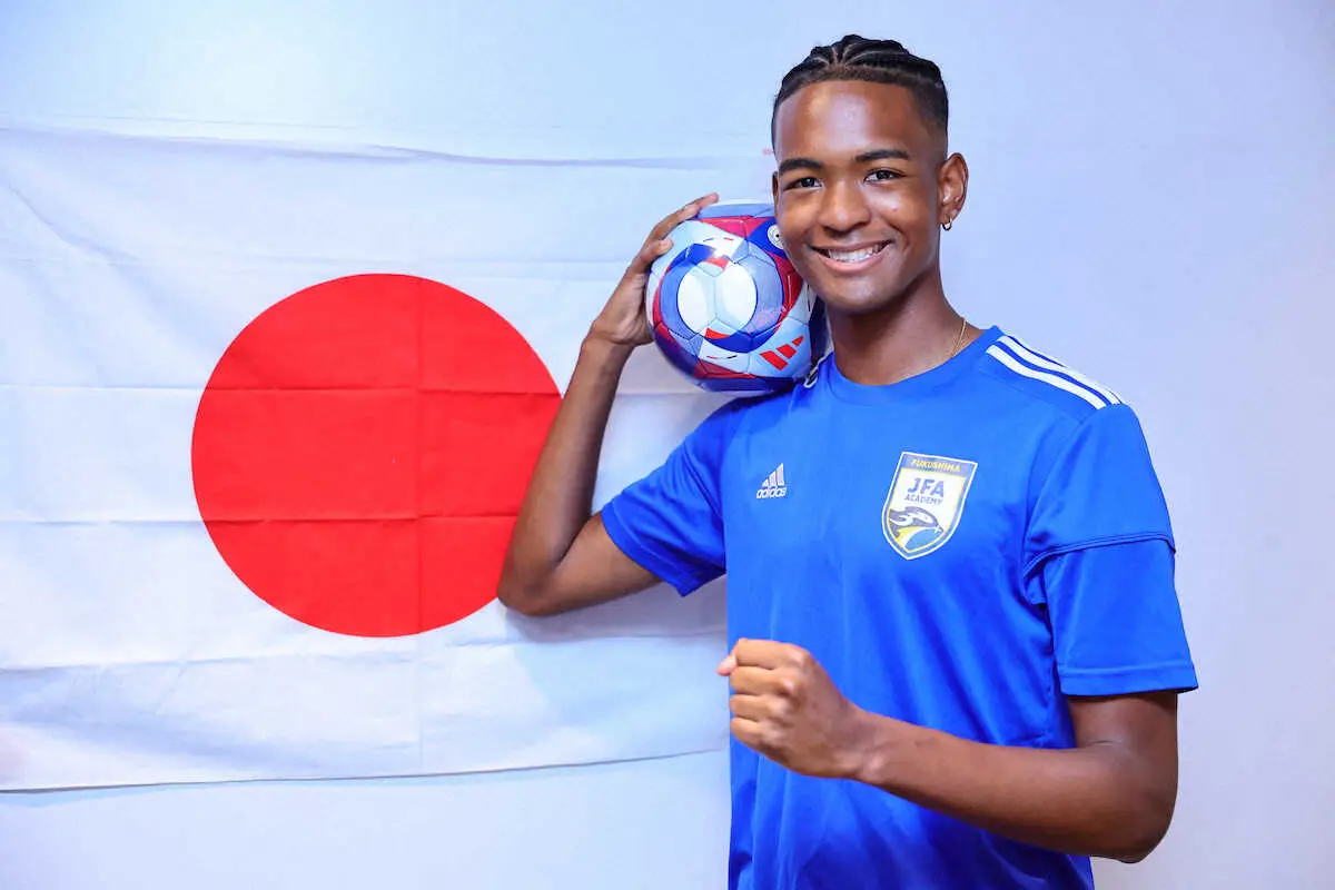 日の丸を背にパリ五輪サッカー男子日本代表にエールを送るJAY（撮影・光山　貴大）