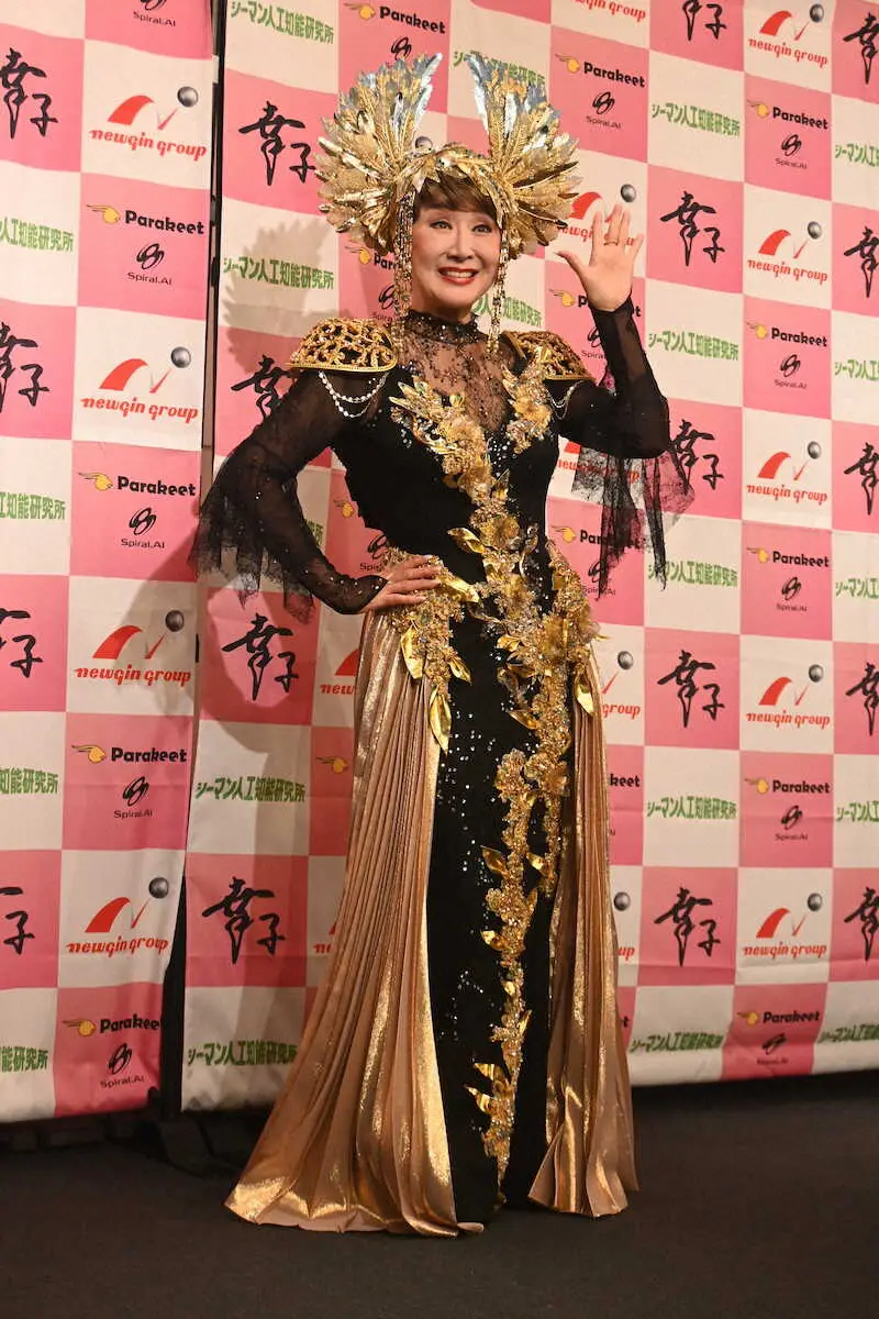 ＜小林幸子60周年記念公演　in　新橋演舞場～ラスボスのキセキ～＞フォトセッションに応じる小林幸子（撮影・小渕　日向子）