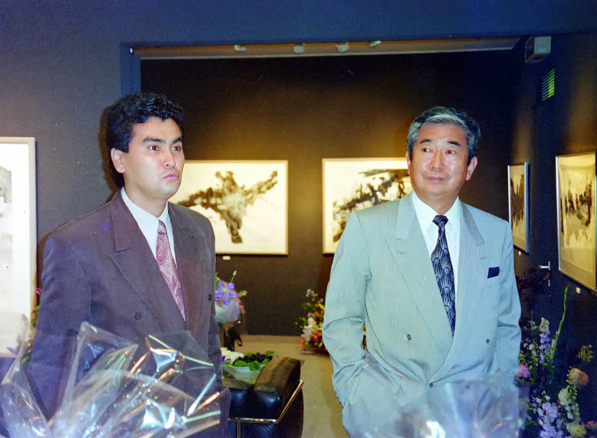 1992年、父・石原慎太郎氏の個展に顔を出した石原良純