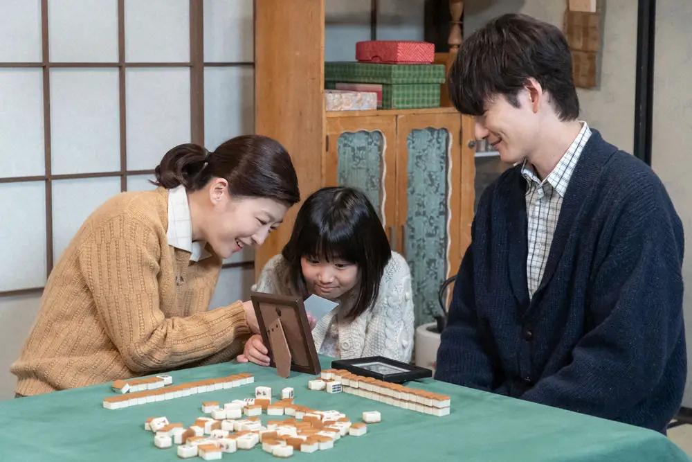 連続テレビ小説「虎に翼」第91話。優未（竹澤咲子）、寅子（伊藤沙莉・左）、航一（岡田将生）（C）NHK 