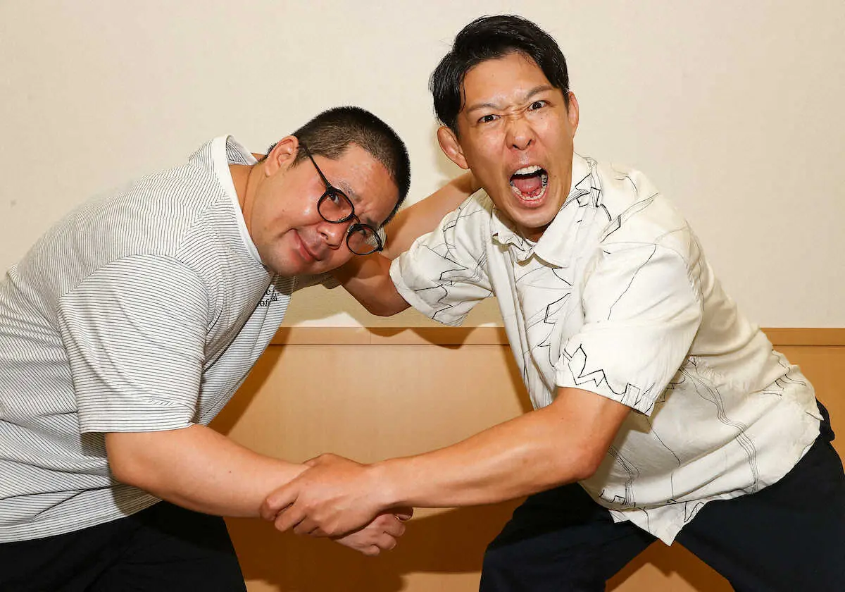 レスリング日本代表にエールを送る和田まんじゅう（左）と青山フォール勝ち（撮影・松永　柊斗）