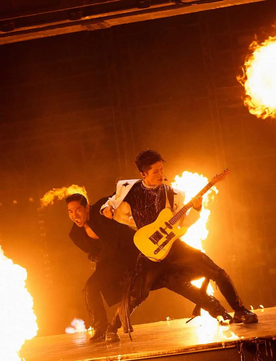 中国の人気歌唱リアリティ番組「Call　Me　by　Fire」で特別ユニットを結成したEXILE・AKIRA（左）とMIYAVI