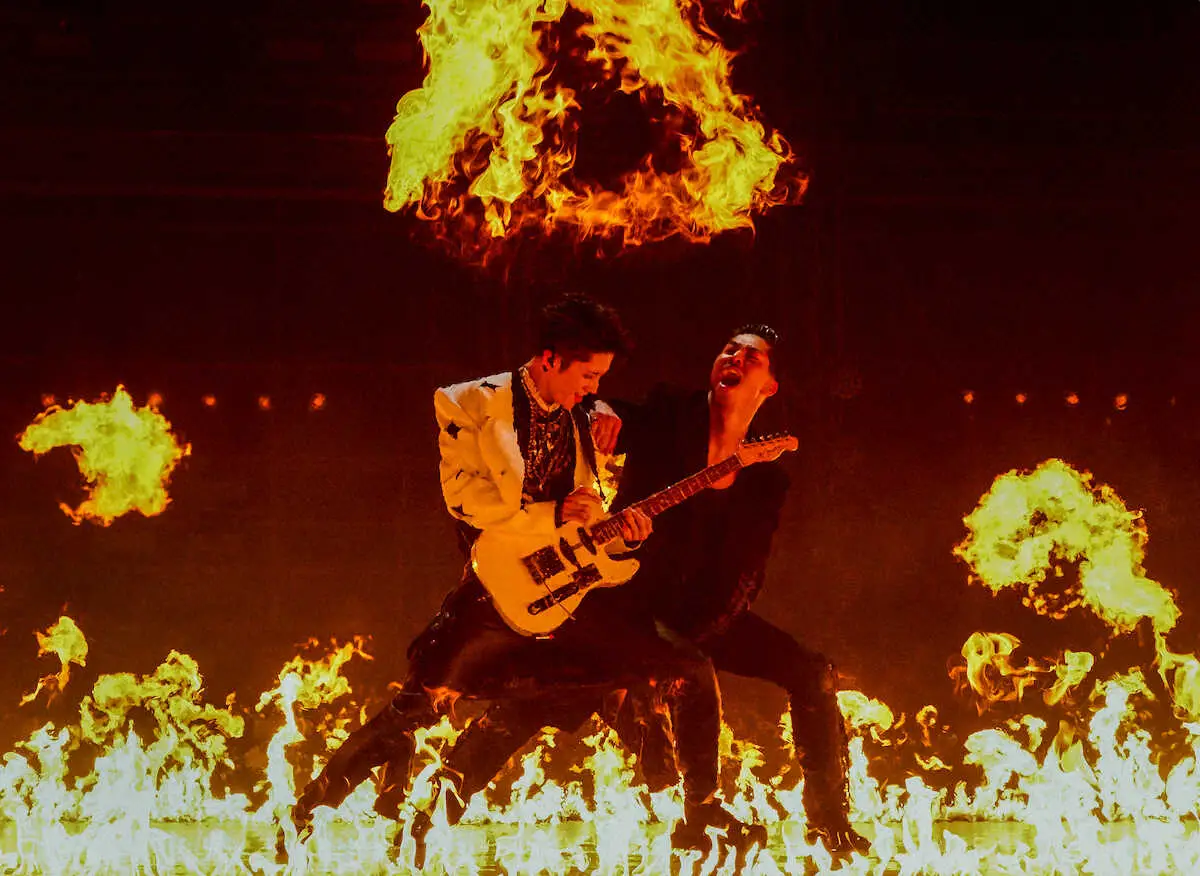 中国の人気歌唱リアリティ番組「Call　Me　by　Fire」で特別ユニットを結成したEXILE・AKIRA（右）とMIYAVI