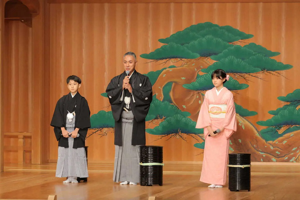 あいさつを行った（左から）市川新之助、市川團十郎、市川ぼたん