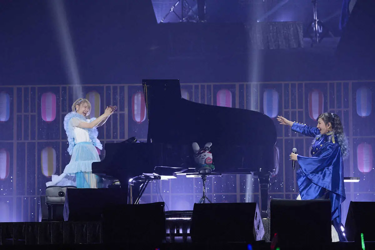 デビュー5周年を記念したコンサートを開催したハラミちゃん（左）と、ゲスト出演した高橋洋子