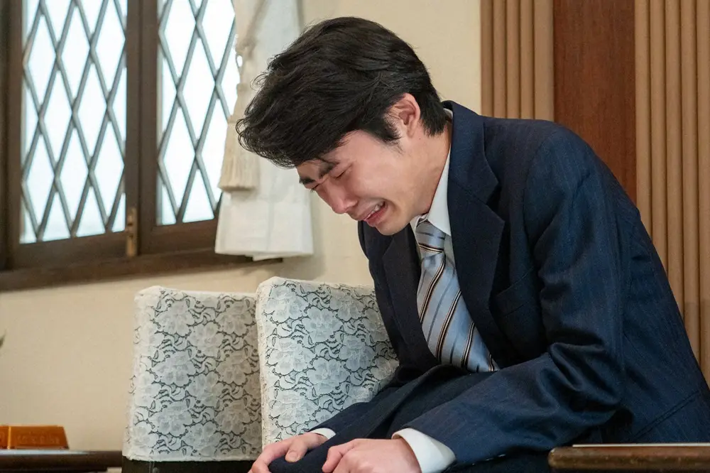 連続テレビ小説「虎に翼」第91話。入倉始（岡部ひろき）は突然、泣き始め…（C）NHK