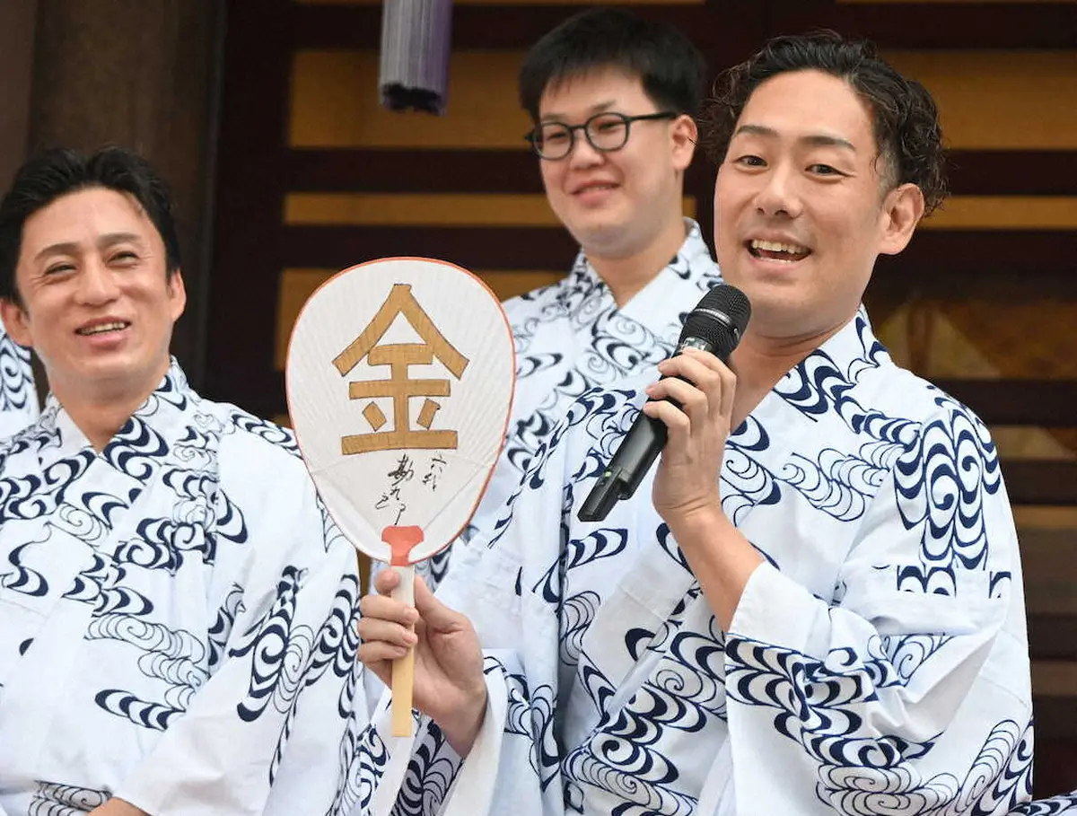 「金」と書かれたうちわを持ってイベントに登場した中村勘九郎（撮影・小渕　日向子）