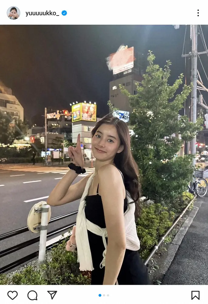 新木優子　夜の街角での肌見せショットに「夜でも映える美肌」「街中にこんな天使いるのやばすぎ」
