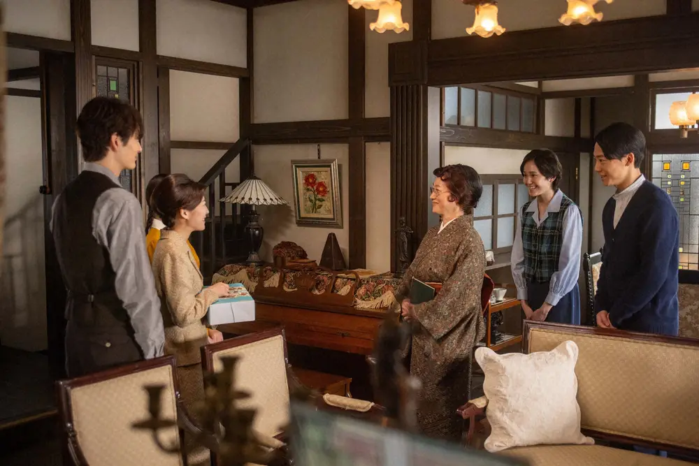 連続テレビ小説「虎に翼」第97話。佐田寅子（伊藤沙莉・左から2人目）は星航一（岡田将生・左端）の家を訪れ…（C）NHK