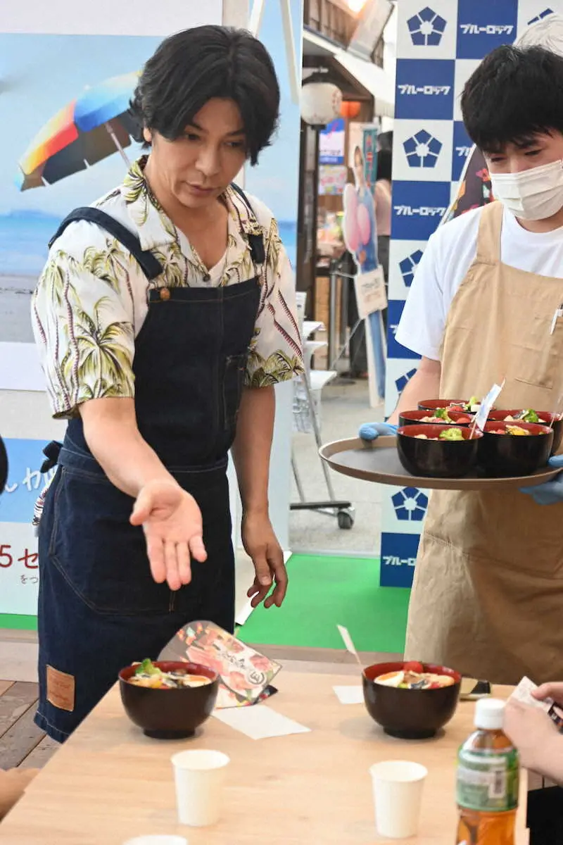 メニューを提供する武田真治（撮影・小渕　日向子）