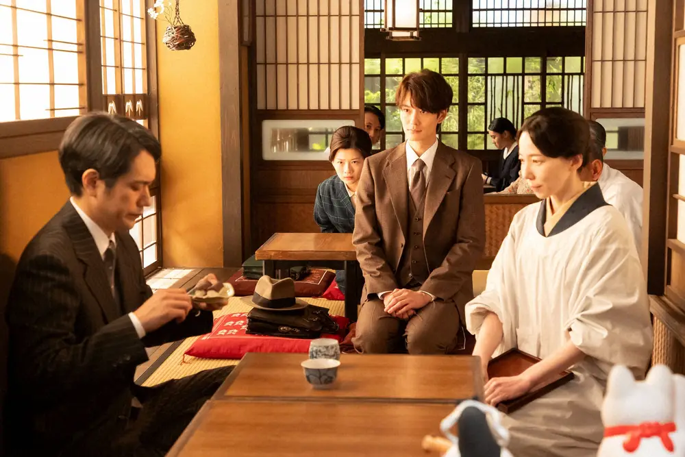 連続テレビ小説「虎に翼」第99話。桂場（松山ケンイチ・左）、梅子（平岩紙）航一（岡田将生）（C）NHK 