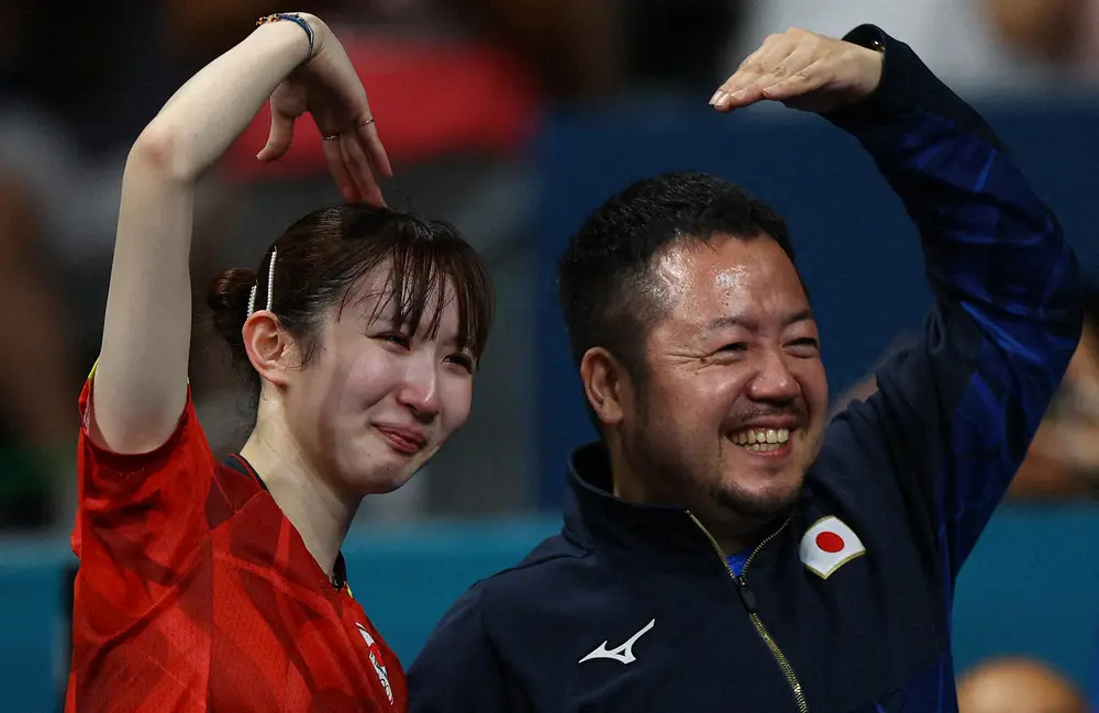 パリ五輪、卓球女子シングルスで銅メダルを獲得した卓球の早田ひな（左）と石田コーチ（ロイター）