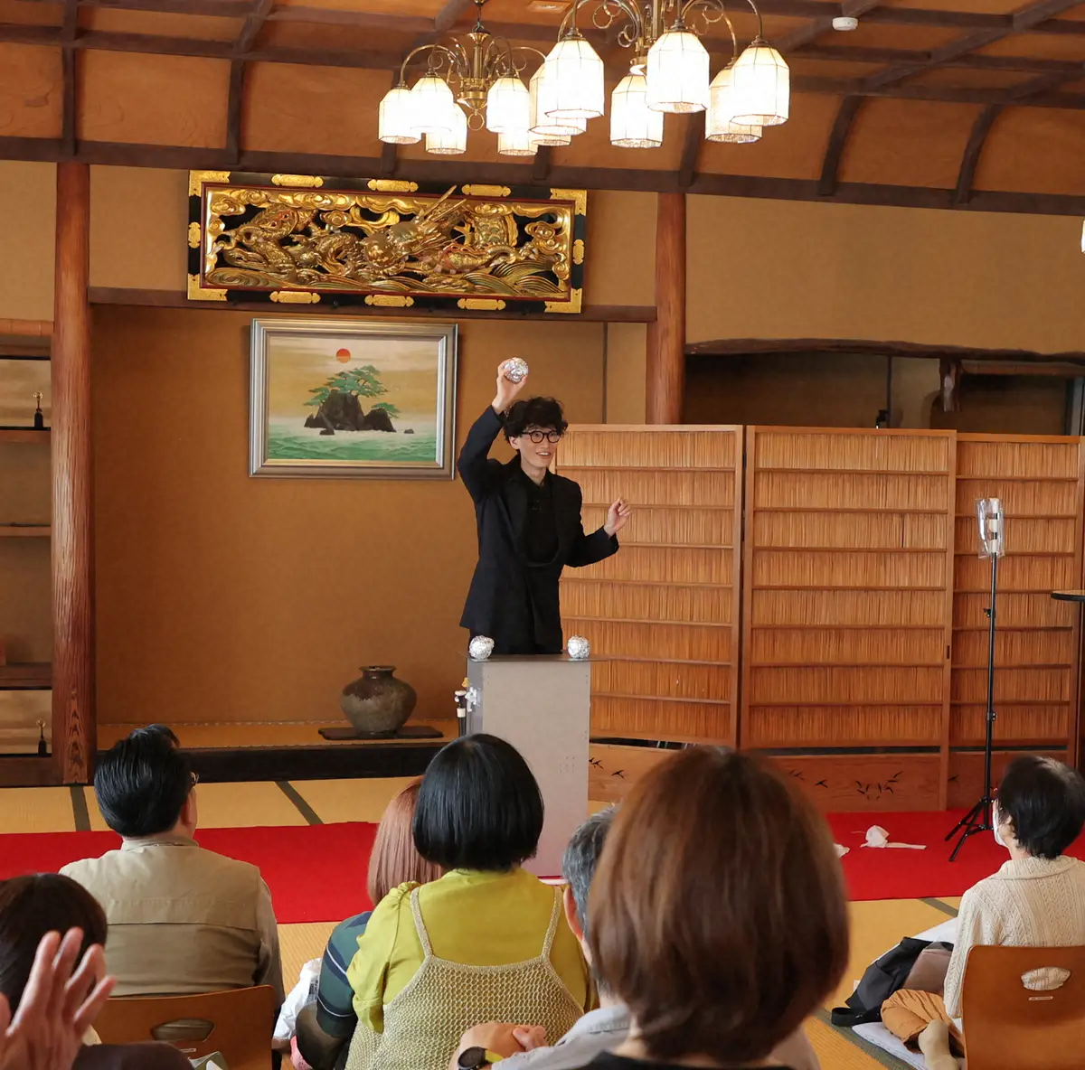 もりやすバンバンビガロ　文化財での大道芸に四苦八苦「頭上より高く投げる芸できず焦りました」