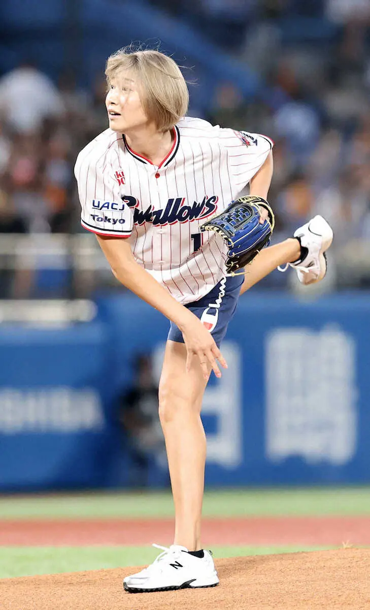 【画像・写真】狩野舞子さん「ウォ～！」神宮どよめく快速球！ショーパン金髪ボブで美フォームど真ん中始球式「脚長っ！」