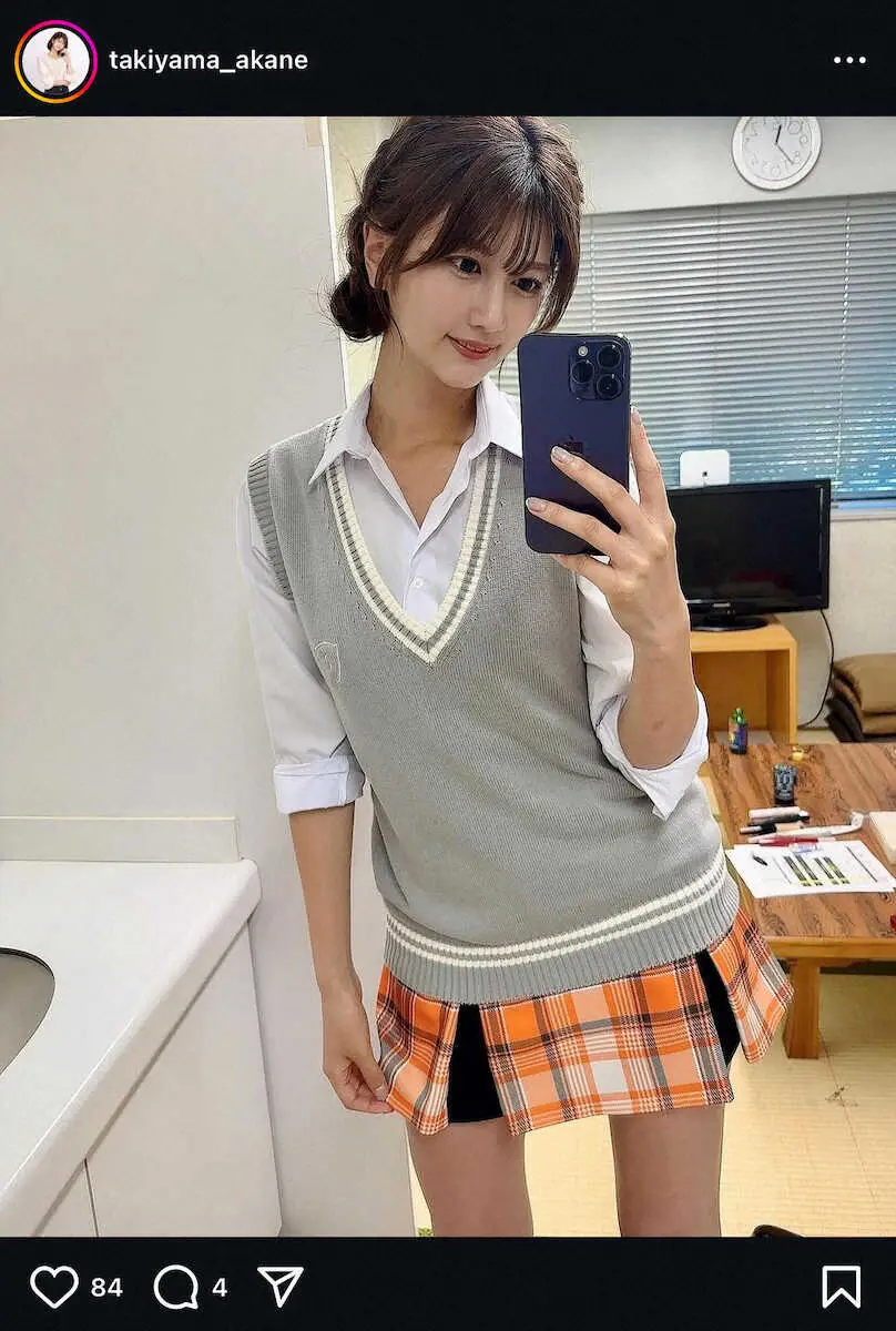 ABEMA人気女子アナ　ミニスカ制服姿にフォロワー大興奮！「脚細っ！」「これは反則」「超絶かわいい」