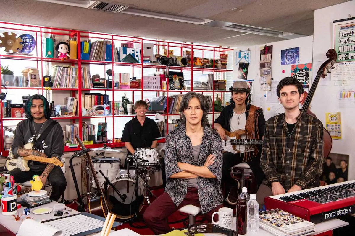 【画像・写真】稲葉浩志がNHKオフィス内で歌唱　日本版「tiny　desk　concerts」にゲスト出演