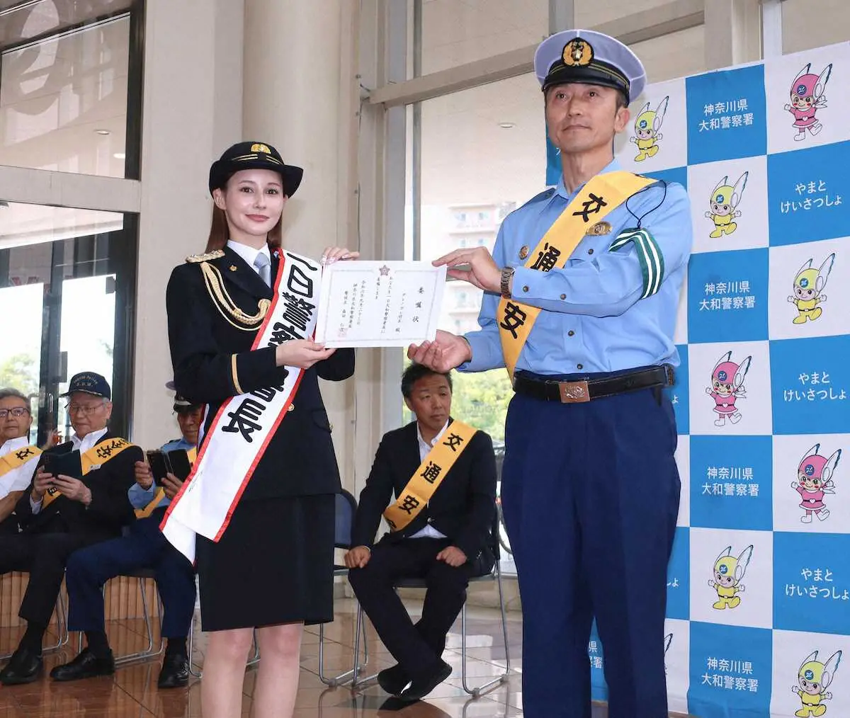 ダレノガレ明美　神奈川県警大和署で一日署長　子供の手をぎゅっと握って!