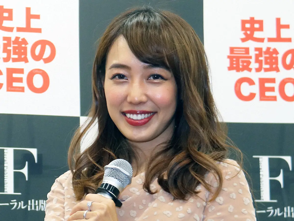 【画像・写真】川崎希　スッキリ広々！かつての自宅リビング写真公開「この以前使っていた大理石テーブルは…」