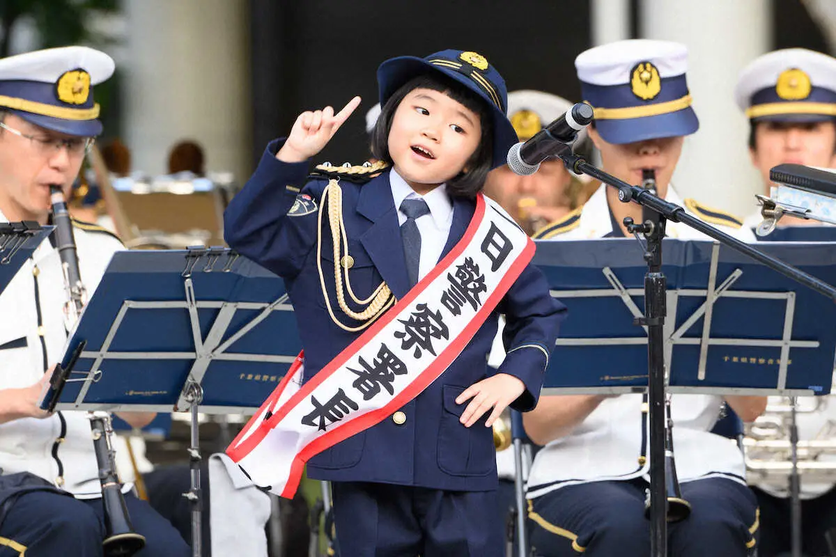 永尾柚乃　“子育ての街”で警察一日署長務める