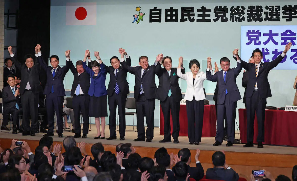 【画像・写真】自民党総裁選を終え万歳する（左から）加藤勝信氏、小泉進次郎氏、茂木敏充氏、高市早苗氏、岸田文雄首相、石破茂新総裁、林芳正氏、上川陽子氏、河野太郎氏、小林鷹之氏（代表撮影）