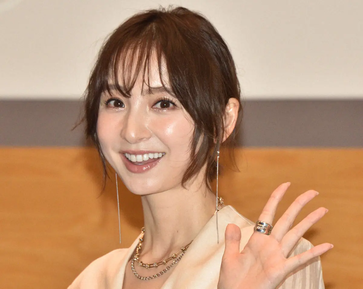 【画像・写真】篠田麻里子　44歳実業家と交際発表後初の公の場　交際順調？問いかけに笑顔「ありがとうございます」