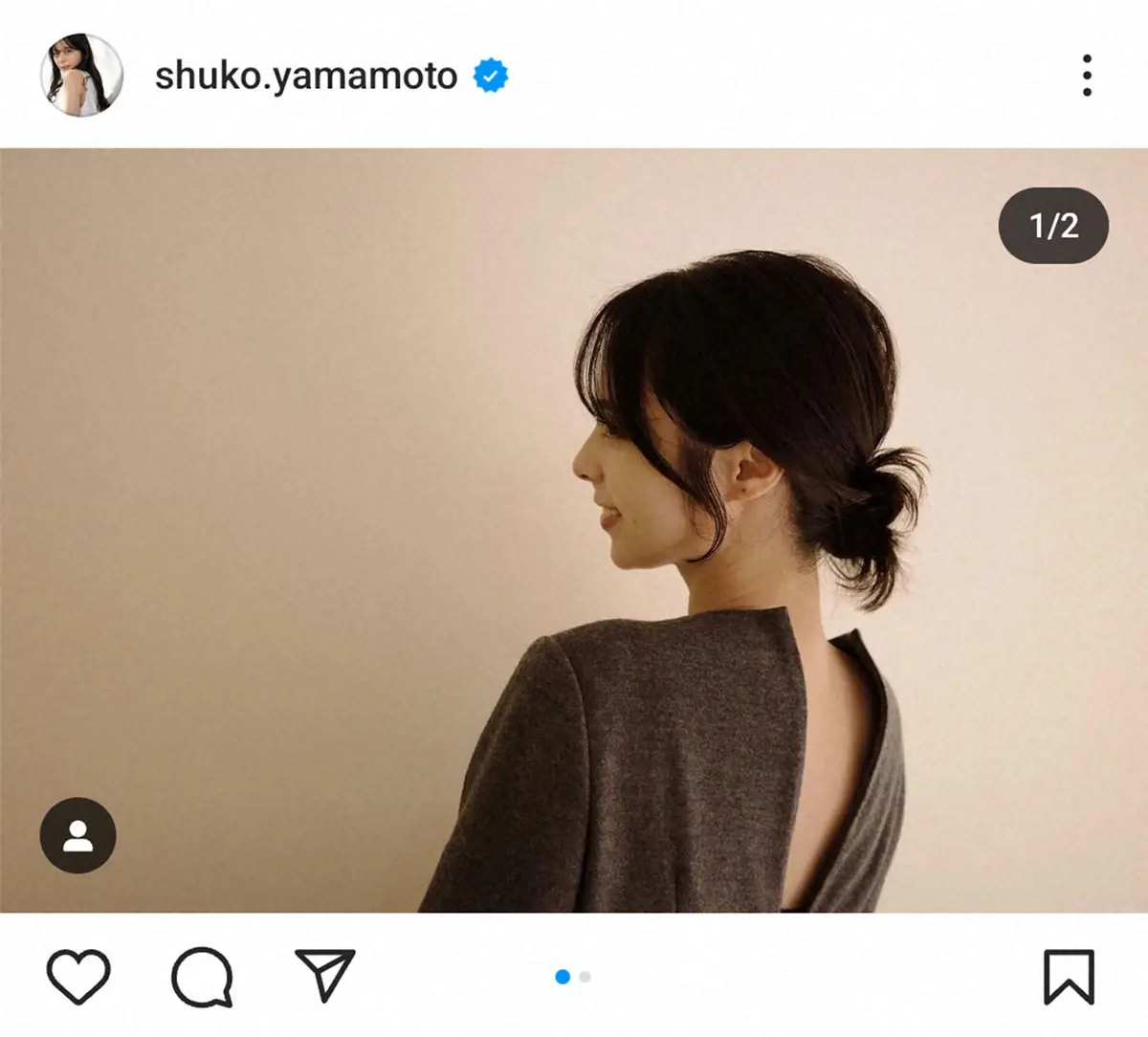 【画像・写真】山本萩子アナ　プロによる無造作風お団子ヘア＆大胆過ぎる背中パックリ服披露「もともとこういうお洋服」