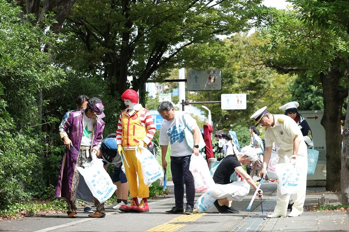 【画像・写真】【コスプレ図鑑】「ジョジョ立ち」でキックオフ！銀魂コスプレの「みおまよ」らがお台場周辺ごみ拾い