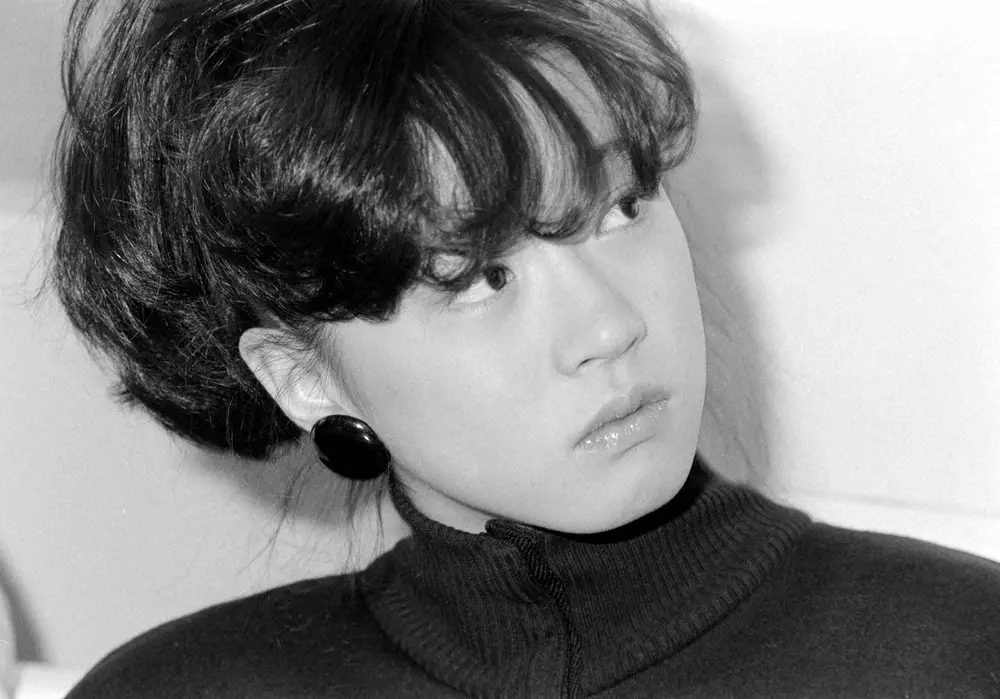 【画像・写真】1983年11月29日、紅白初出場発表会見に臨む中森明菜