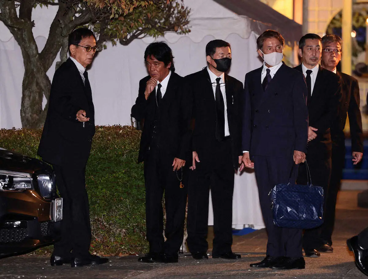 【画像・写真】西田敏行さん通夜　優しくほほ笑む遺影に参列者涙ぐむ　「五人会」松崎しげるら、菊池桃子や長谷川博己も