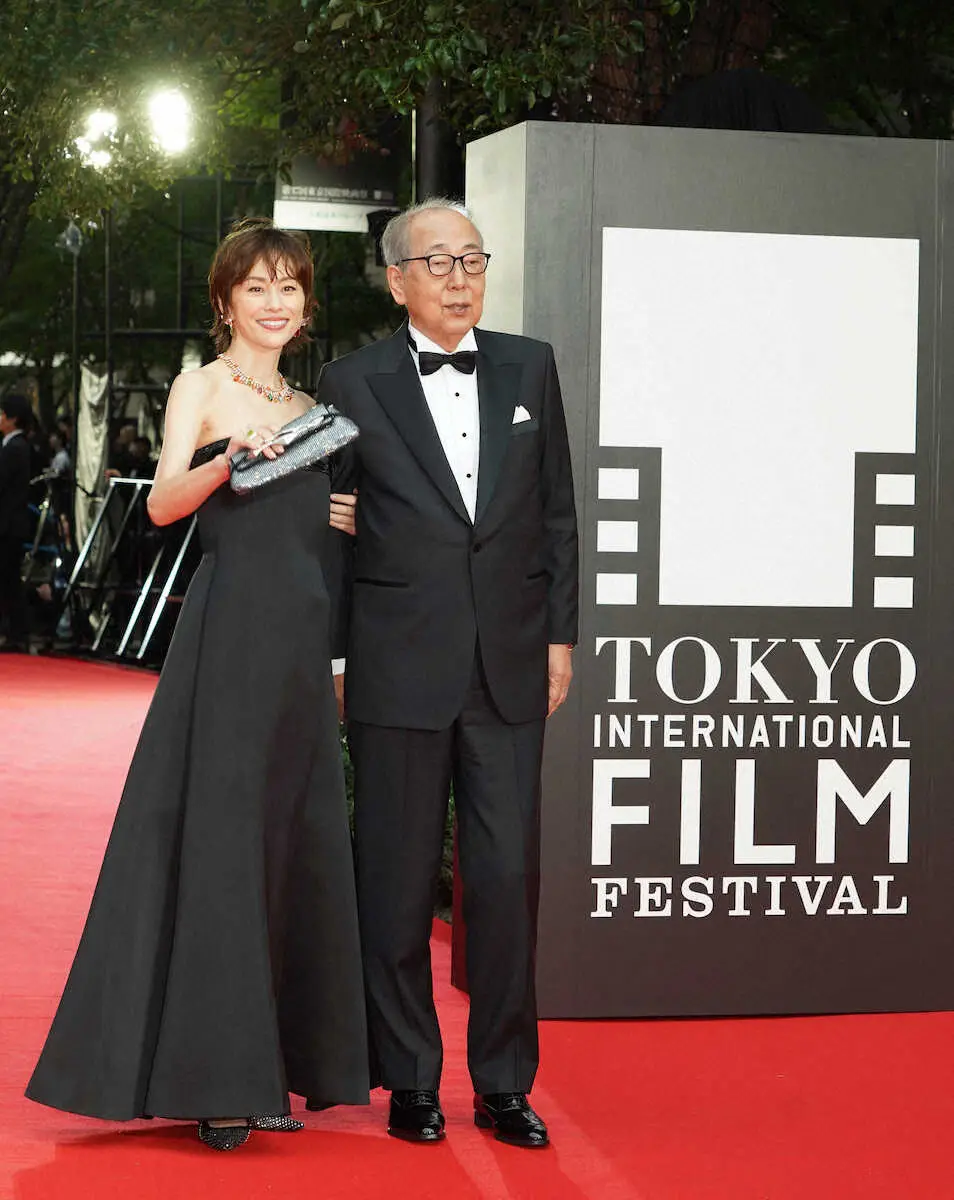 【画像・写真】＜東京国際映画祭レッドカーペット＞ポーズをとる米倉涼子（左）と岸部一徳（撮影・郡司　修）