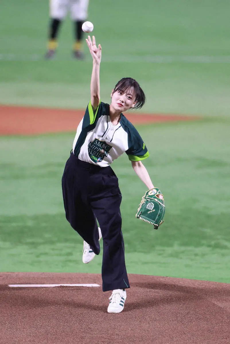 山下美月　ワンバン投球に「もうちょっといけたかなという悔しさ」　プロ野球日本シリーズ始球式に登場