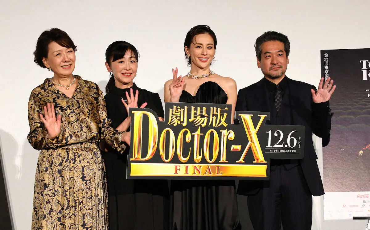 【画像・写真】米倉涼子　西田敏行さんに感謝…天に向かって手を振る一幕も　主演映画「劇場版ドクターX」舞台あいさつ