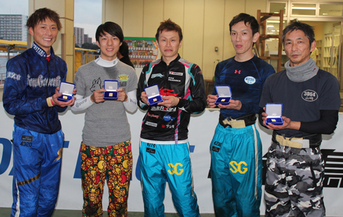 純金を手渡された選手たち（左から峰、松田、赤坂、松村、山崎）