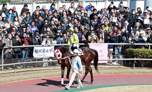 ４Ｒでシンフォニーヒルズに騎乗する藤田菜七子を見ようとパドックに集まった大勢のファン